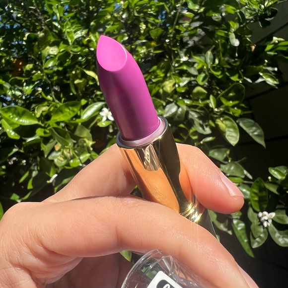 Lipstick - Picture 7 of 16